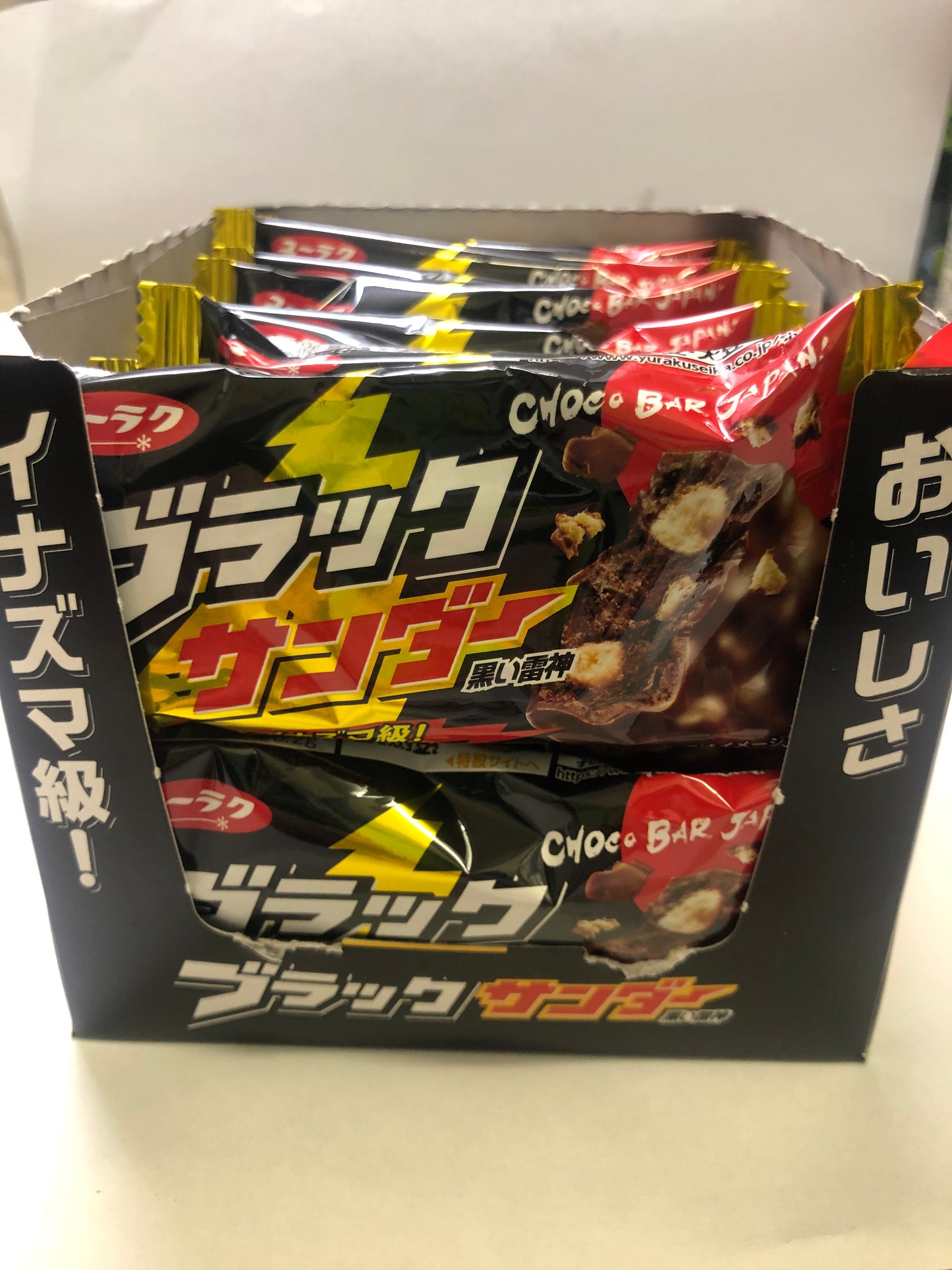 BLACK THUNDER Chocolate Biscuit Cookie Yuraku Snack Dagashi Candy Crunch Japan