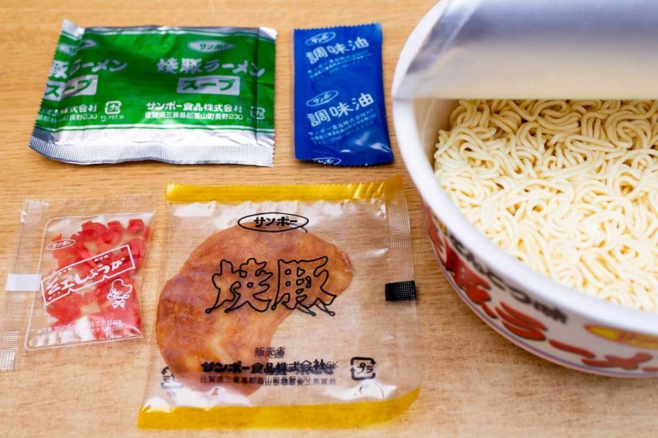Japanese Ramen Noodles Tonkotsu Chashu Pork Broth Instant Soup Cup SANPO 94g